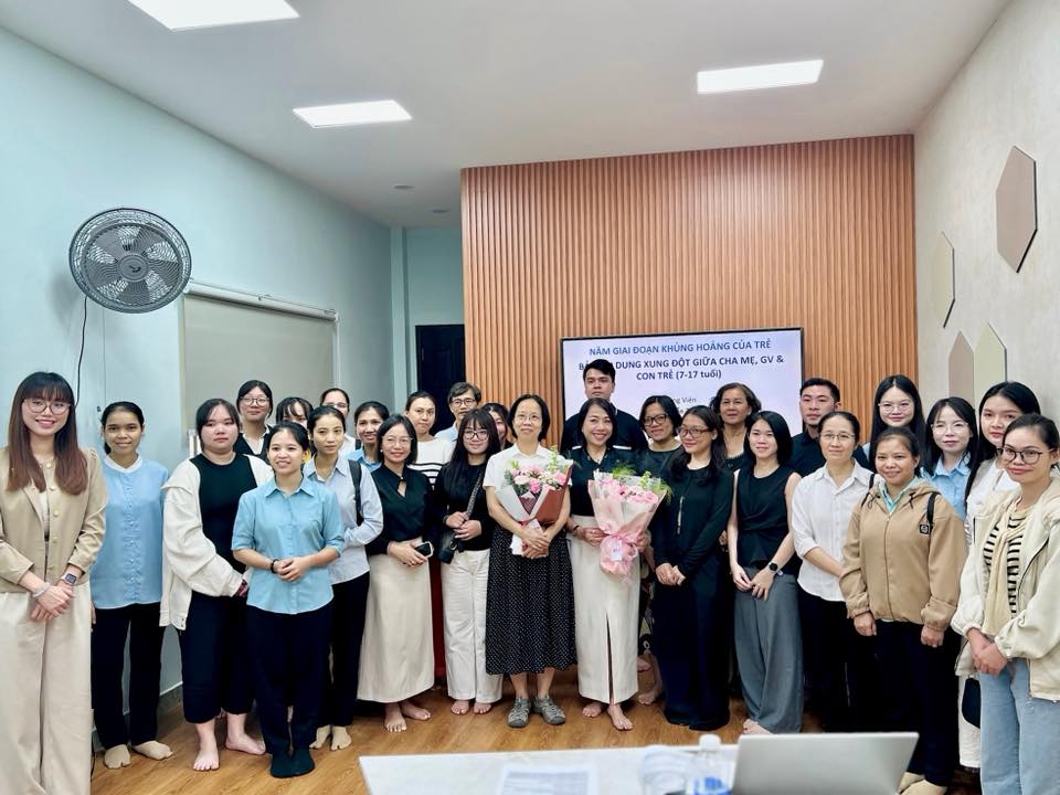 5 giai đoạn khủng hoảng tuổi vị thành niên - ảnh tập thể tại chuyên đề.