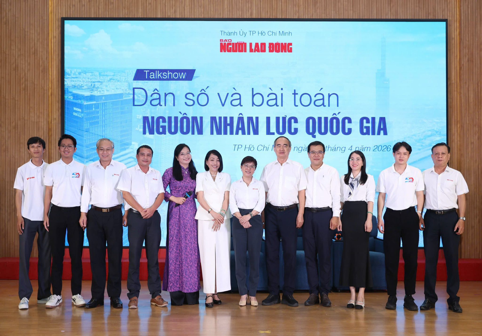 Đại diện Viện Đào tạo và Nâng cao TP.HCM, Báo Người Lao Động và các khách mời tại talkshow Dân số và bài toán nguồn nhân lực quốc gia