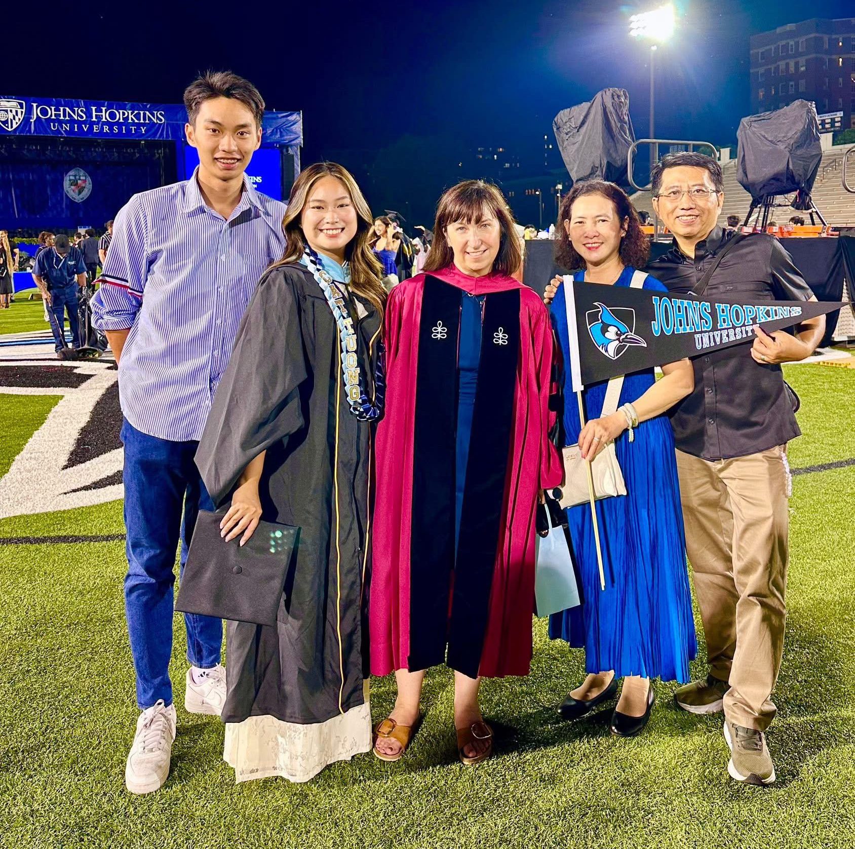 Tân Thạc sĩ Phạm Nguyễn Cát Tường cùng người thân tại lễ tốt nghiệp Johns Hopkins University